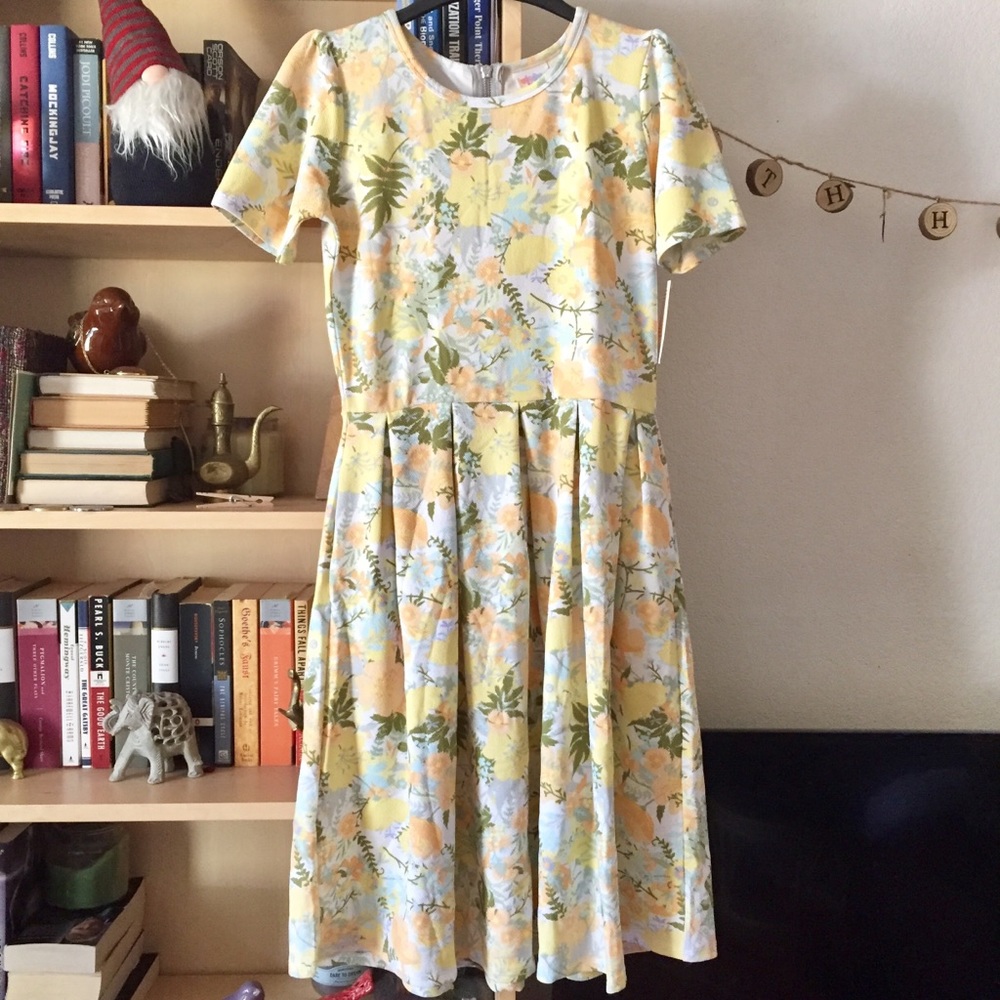 M NWT LuLaRoe Amelia light yellow floral 🦄🦄🦄